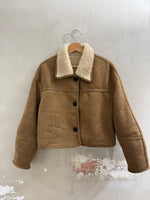 Lade das Bild in den Galerie-Viewer, Cropped Shearling Jacket – Camel - GRETA & Rosa