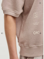 Lade das Bild in den Galerie-Viewer, Kurzarm-Sweatshirt SE:LI mit Artwork toffee - GRETA & Rosa
