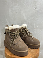 Lade das Bild in den Galerie-Viewer, WINTER BOOTS MIT FELLFUTTER IN TAUPE - GRETA & Rosa