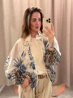 Lade das Bild in den Galerie-Viewer, BLOUSON JACKE JUNGLE PRINT - GRETA &amp; Rosa
