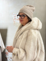 Lade das Bild in den Galerie-Viewer, FAKE FUR JACKE "IVORY LUXE" - GRETA &amp; Rosa
