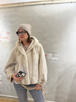 Lade das Bild in den Galerie-Viewer, FAKE FUR JACKE "IVORY LUXE" - GRETA &amp; Rosa
