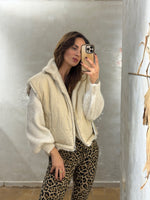 Lade das Bild in den Galerie-Viewer, Fake Fur Wende - Weste "FURRY NOIR" - GRETA &amp; Rosa
