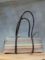 Lade das Bild in den Galerie-Viewer, GEFLOCHTENE BAGUETTE TOTE MIT MULTICOLOR - DETAILS - GRETA &amp; Rosa

