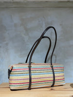 Lade das Bild in den Galerie-Viewer, GEFLOCHTENE BAGUETTE TOTE MIT MULTICOLOR - DETAILS - GRETA &amp; Rosa
