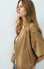 Lade das Bild in den Galerie-Viewer, Kurzärmelige Oversize-Jacke aus Velourslederimitat - GRETA &amp; Rosa

