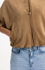 Lade das Bild in den Galerie-Viewer, Kurzärmelige Oversize-Jacke aus Velourslederimitat - GRETA &amp; Rosa

