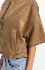 Lade das Bild in den Galerie-Viewer, Kurzärmelige Oversize-Jacke aus Velourslederimitat - GRETA &amp; Rosa
