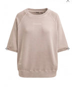 Lade das Bild in den Galerie-Viewer, Kurzarm-Sweatshirt SE:LI mit Artwork toffee - GRETA &amp; Rosa
