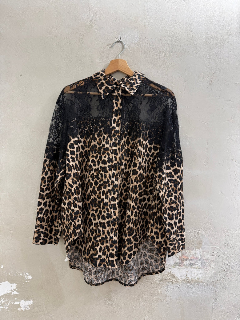 LEOPRINT - BLUSE MIT SCHWARZER SPITZE „LEO“ - GRETA & Rosa