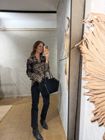 Lade das Bild in den Galerie-Viewer, LEOPRINT - BLUSE MIT SCHWARZER SPITZE „LEO“ - GRETA &amp; Rosa
