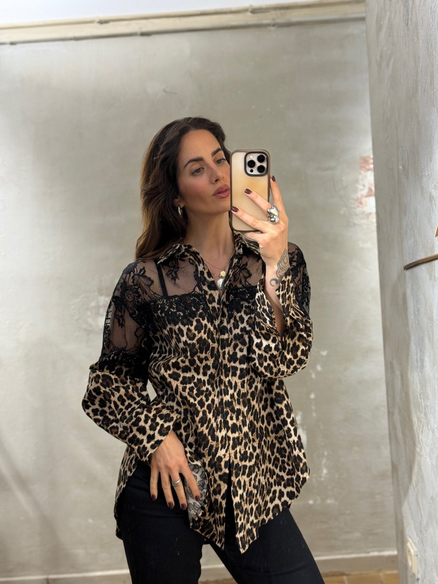 LEOPRINT - BLUSE MIT SCHWARZER SPITZE „LEO“ - GRETA & Rosa