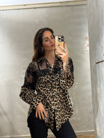 Lade das Bild in den Galerie-Viewer, LEOPRINT - BLUSE MIT SCHWARZER SPITZE „LEO“ - GRETA &amp; Rosa
