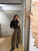 Lade das Bild in den Galerie-Viewer, O - Shape Leo Hose in Cord - GRETA &amp; Rosa
