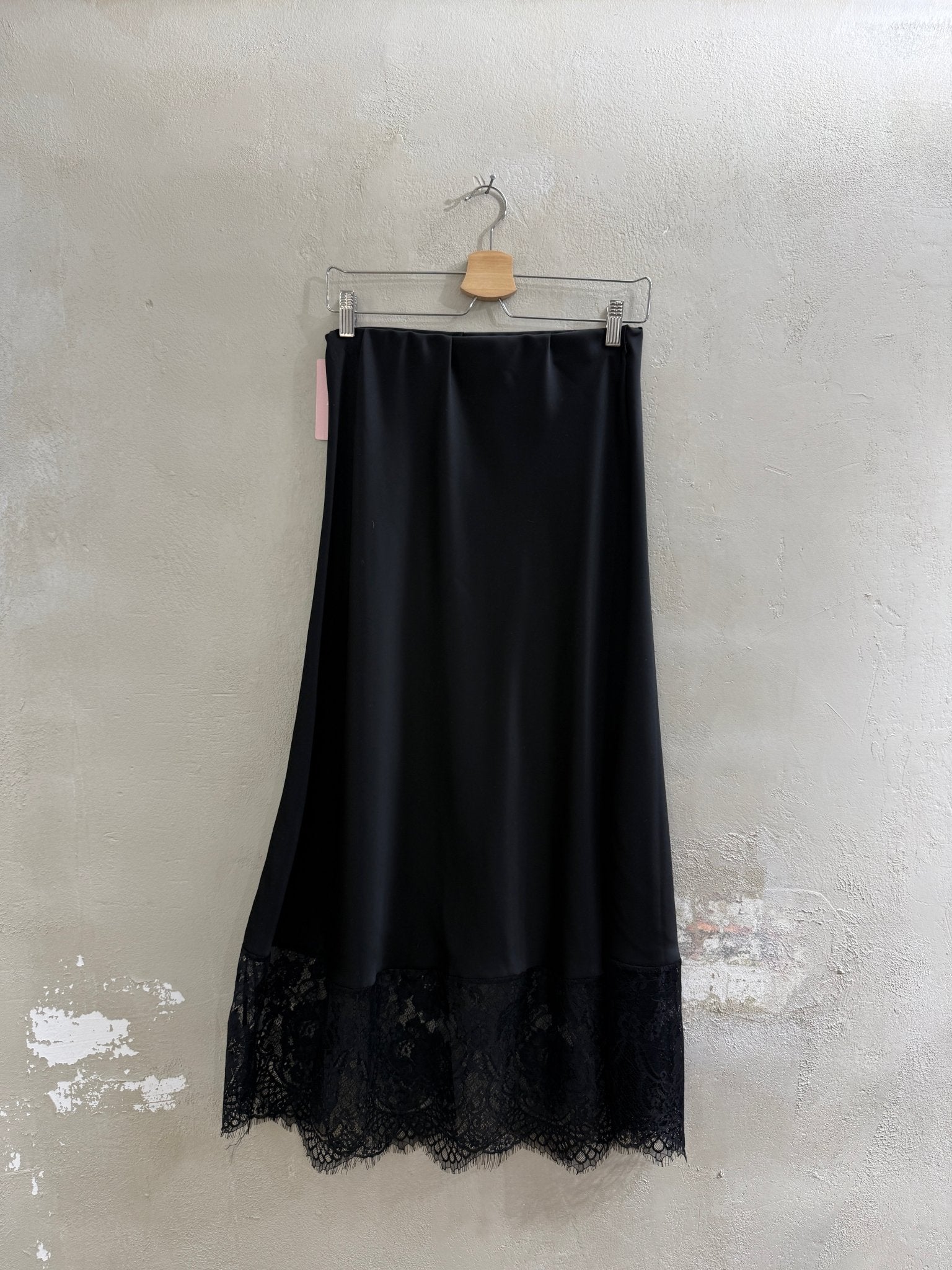 SCHWARZER SATINROCK MIT SPITZE - GRETA & Rosa