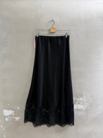 Lade das Bild in den Galerie-Viewer, SCHWARZER SATINROCK MIT SPITZE - GRETA &amp; Rosa
