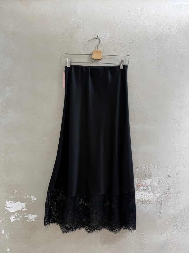 SCHWARZER SATINROCK MIT SPITZE - GRETA & Rosa