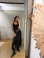Lade das Bild in den Galerie-Viewer, SCHWARZER SATINROCK MIT SPITZE - GRETA &amp; Rosa
