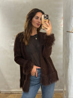 Lade das Bild in den Galerie-Viewer, STRICKJACKE MIT FRANSEN IN CHOCO - GRETA &amp; Rosa
