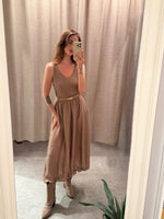 Lade das Bild in den Galerie-Viewer, STRICKKLEID MIT BALLONROCK - GRETA &amp; Rosa

