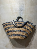 Lade das Bild in den Galerie-Viewer, STROHTASCHE MIT DENIM - DETAILS - GRETA &amp; Rosa
