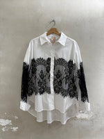 Lade das Bild in den Galerie-Viewer, WEISSE HEMDBLUSE MIT SCHWARZER SPITZE „KRIYA“ - GRETA &amp; Rosa
