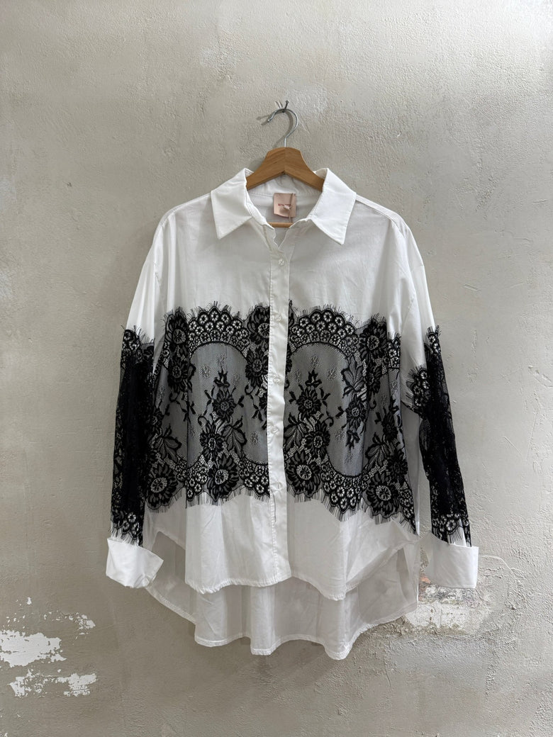 WEISSE HEMDBLUSE MIT SCHWARZER SPITZE „KRIYA“ - GRETA & Rosa