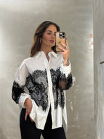 Lade das Bild in den Galerie-Viewer, WEISSE HEMDBLUSE MIT SCHWARZER SPITZE „KRIYA“ - GRETA &amp; Rosa
