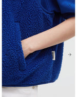 Lade das Bild in den Galerie-Viewer, Weste SV:EA im Sherpa-Look bright blue - GRETA &amp; Rosa
