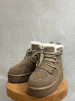 Lade das Bild in den Galerie-Viewer, WINTER BOOTS MIT FELLFUTTER IN TAUPE - GRETA &amp; Rosa
